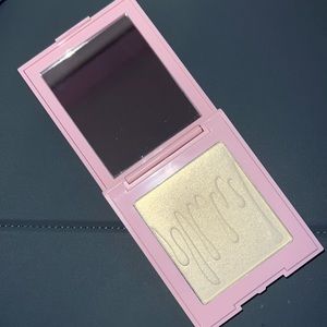 Kylie Jenner ‘Pressed Illuminating Powder’ in shade Quartz